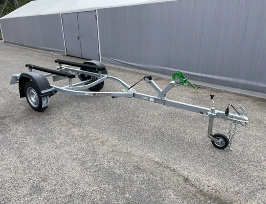 Treiler Модель 829440 Исполнение Дельфин 3,9 рес AL-Ko Передвижная ось вдоль рамы