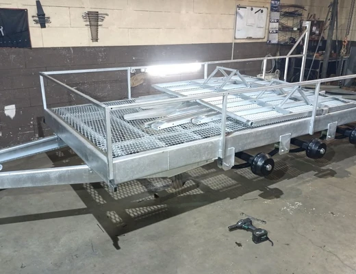 Прицеп для перевозки спецтехники, авто и грузов 3500 кг общей массы