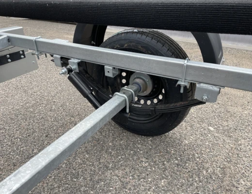 Прицеп Treiler Модель 829440 Исполнение Дельфин 3,9 рес AL-Ko БЕЗ КОЛЕС Передвижная ось вдоль рамы
