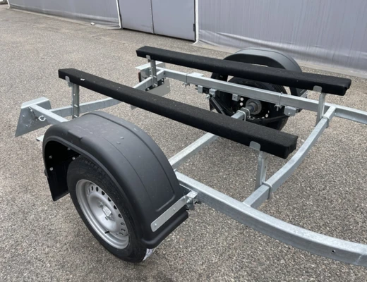 Прицеп Treiler Модель 829440 Исполнение Дельфин 3,9 рес AL-Ko БЕЗ КОЛЕС Передвижная ось вдоль рамы