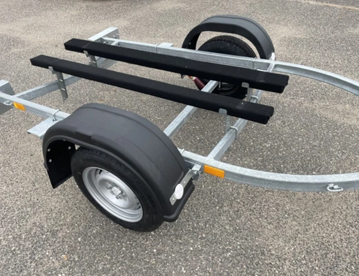 Прицеп Treiler Модель 829440 Исполнение Дельфин 3,9 рес AL-Ko БЕЗ КОЛЕС Передвижная ось вдоль рамы