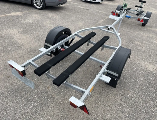 Прицеп Treiler Модель 829440 Исполнение Дельфин 3,9 рес AL-Ko БЕЗ КОЛЕС Передвижная ось вдоль рамы