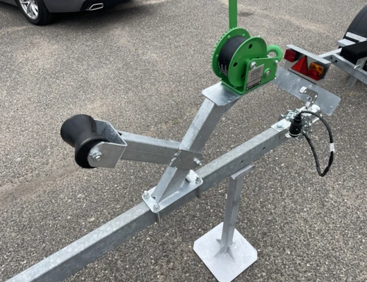 Прицеп Treiler Модель 829440 Исполнение Дельфин 3,9 рес AL-Ko БЕЗ КОЛЕС Передвижная ось вдоль рамы