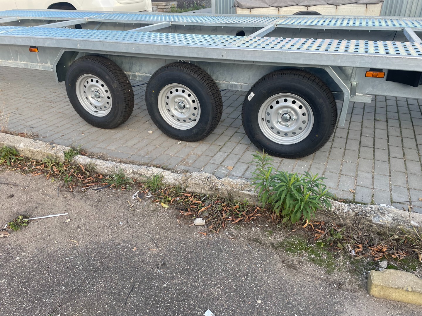 Автовоз платформа качелька БТТТ870 3 оси 3500 кг 2-авто Автовоз платформа качелька БТТТ870 3 оси 3500 кг 2-авто